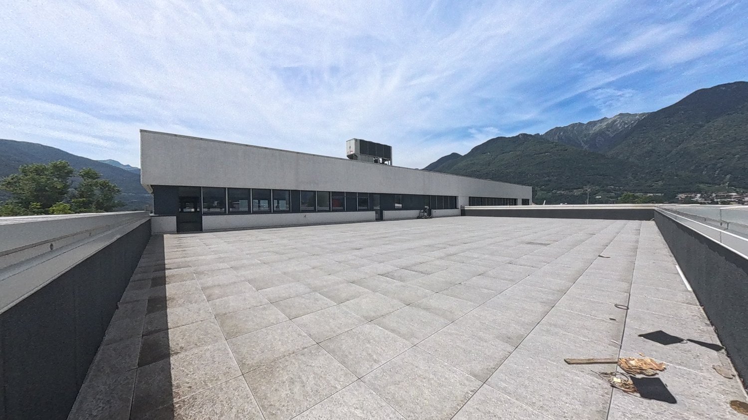 SPAZIO COMMERCIALE CON GRANDE ROOFTOP E 2 POSTI AUTO INCLUSI