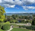 A 5 minutes d'Yverdon. Magnifique vue sur le lac, bel appartement lumineux de 4,5 pièces occupant tout l'étage des combles avec grand balcon. Orientation EST-SUD-OUEST