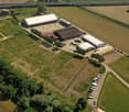 Centre équestre d'Yverdon: 110 boxes, écoles d'équitation, logements