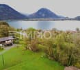 Panoramaidylle mit Sonne, See und Bergen