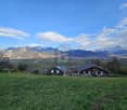 TRÈS ENSOLEILLÉ AVEC VUE SUR LES MONTAGNES