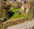 Charme der Belle Époque trifft Zukunftschance - Einfamilienhaus mit Baulandreserve am Rosenberg