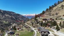 Vue exceptionnelle sur les montagnes et le fond de vallée