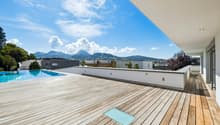 Terrasse en rooftop avec piscine à débordement - Projection IA