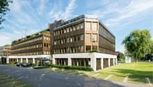 Südansicht des Geschäftshauses Neuhof mit markanter, bronzener Metallfassade