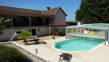 Vue de la villa avec terrasse et piscine