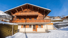 wooden chalet, 2 floors, balcony, garage, snow on the ground