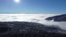 Vue aérienne sur les Alpes et la mer de brouillard