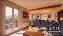 Salon lumineux avec accès au balcon