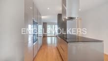 Offenes Wohnen mit eleganter Designküche, warmem Parkett und grosszügigem Raumgefühl.