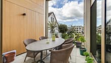 Gemütliche Loggia mit einer dekorativen Holzwand