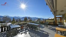 terrasse du restaurant avec vue imprenable sur les Alpes et le