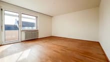 Helles Wohnzimmer mit Zugang zum Balkon