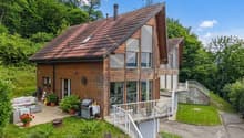 Vue extérieure de la villa avec son jardin / the cottage is located on a private property