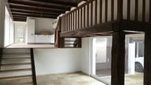 Un bel espace en mezzanine souligné par des poutres apparentes