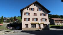 Das Haus mit der zu verkaufenden Lokalität