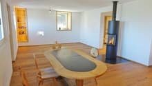 Das helle Wohnzimmer mit Schwedenofen