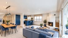 Skandinavisches Wohnen in Blau und Holz