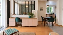Vue du salon sur la salle à manger et cuisine.
