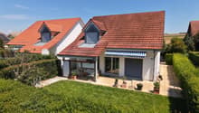 Hausansicht mit Garten