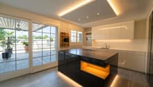Design Wohnküche mit grosser Kochinsel und Zugang zur Terrasse | Erdgeschoss