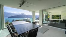Gedeckter Sitzplatz mit Seeblick