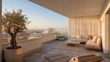 Teilüberdachte Terrasse im Abendlicht