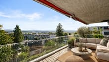 Sonniger Balkon mit Weitsicht