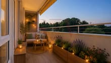 Balcon couvert avec vue dégagée et agréable espace détente / a small balcony with lots of furniture and plants
