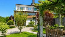 Aussenansicht und Garten mit Pergola