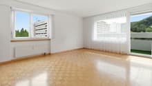 Wohnzimmer mit Zugang zum Balkon