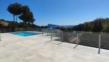 Terrasse mit Pool und Meerblick