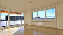 Lichtdurchflutetes Wohnzimmer mit Balkon
