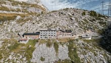 Blick auf das Berghotel Schwarenbach am Gemmipass zwischen Kandersteg und Leukerbad