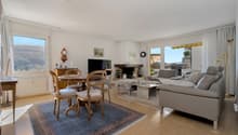 Wohn- Essbereich mit Cheminéé und Ausgang zum Süd Balkon