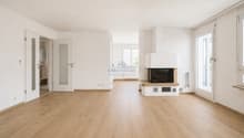 Wohnbereich mit angrenzendem Essbereich / Living area with adjoining dining area