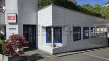 façade vitrée avec enseigne rétroéclairée