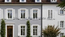 Klassische Fassade mit Mansardendächern und Gauben