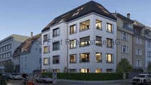 Moderne Eckfassade mit durchdachter Fenstergestaltung und Balkonausstattung