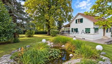 Idyllisches Anwesen mit Gartenteich und altem Baumbestand