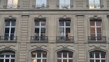 4 story building, multiple windows, balconies, 3 entrances, 1 with ALDI Suisse sign