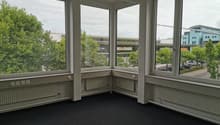 Büro mit grosser Fensterfront