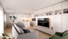 Modernes, lichtdurchflutetes Wohn- und Esszimmer mit offener Küche.