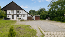 Ansicht mit Wohnung, Sitz- und Parkplätzen