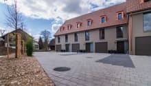 Frontansicht mit grossem Vorplatz und Garage