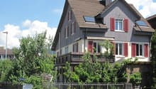 Das stattliche Haus fügt sich gut in die Umgebung ein