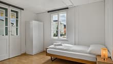 Schlafzimmer für eine Person mit Kleiderschrank
