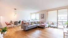 Wohn- und Esszimmer mit Zugang zum Balkon