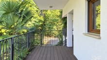 Balcone moderno immerso nel verde