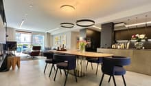 Die grosszügige und elegante Stadtwohnung ebenerdig mit Outdoorkitchen und Lounge Terrasse im gepflegten Garten